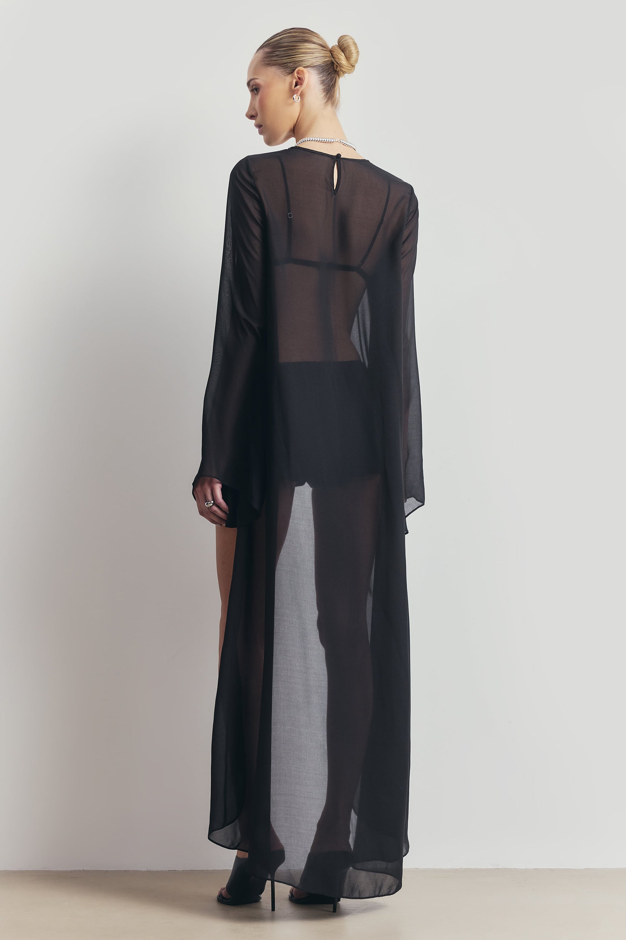 long dress shorts Ayna Longline in Tailoring Black ARISE offers a refined Muffin Blue Bermuda | Mes